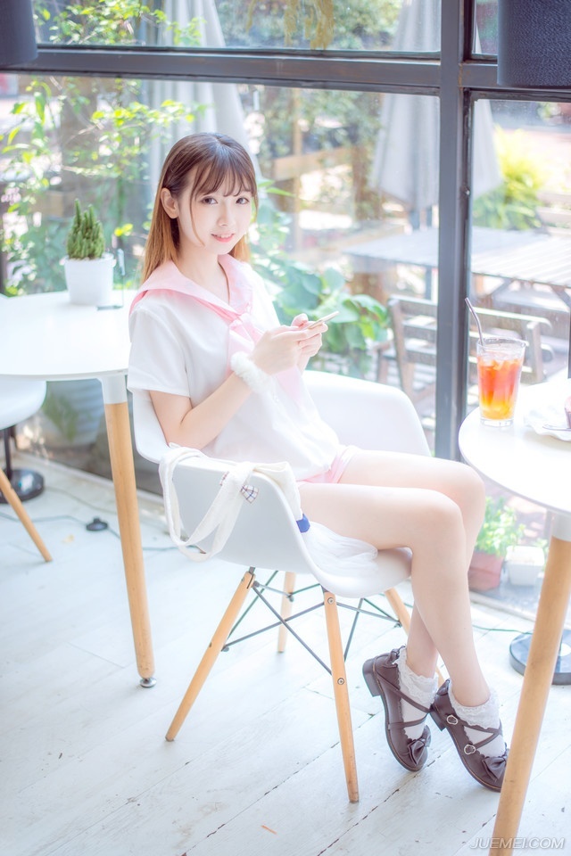 “孝直，几年不见，你跟那老狐狸学得一套还真管用。”城中的战斗已经接近尾声，零星的抵抗并不能为这已经倾倒的成都城带来任何变故，庞统和魏延找到了法正和张松，微笑道。